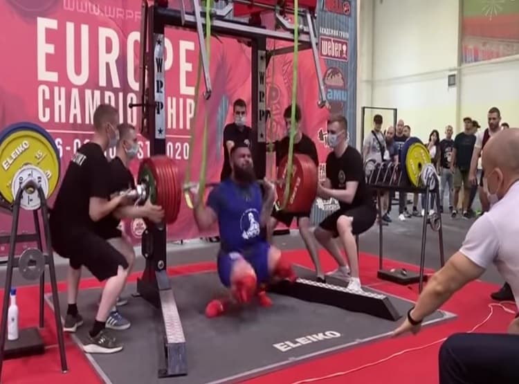 वेटलिफ्टर उठा रहा था 400 किलो वजन तभी टूट गया घुटना और फिर...