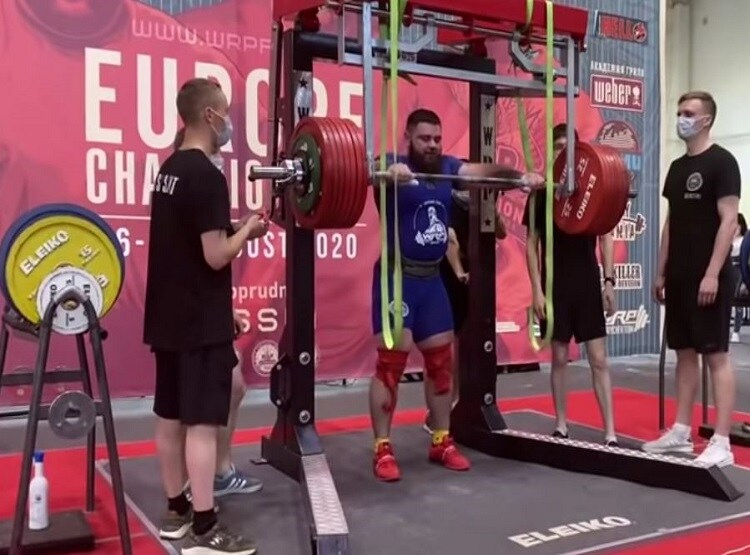 वेटलिफ्टर उठा रहा था 400 किलो वजन तभी टूट गया घुटना और फिर...