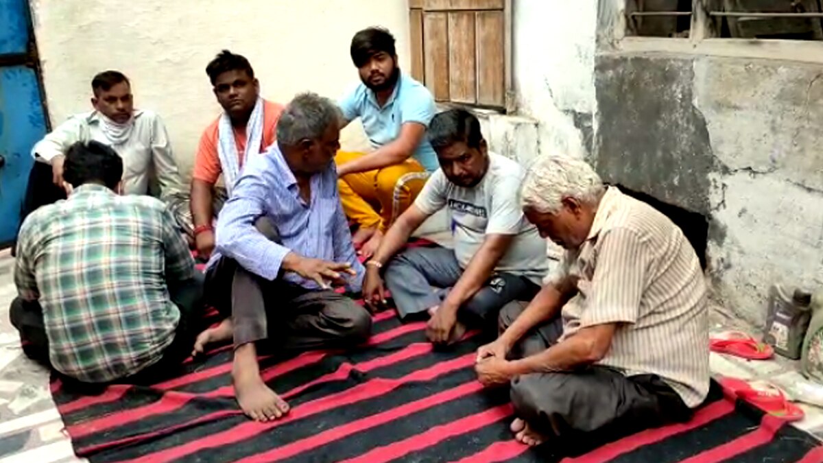 मृतक के परिजन.