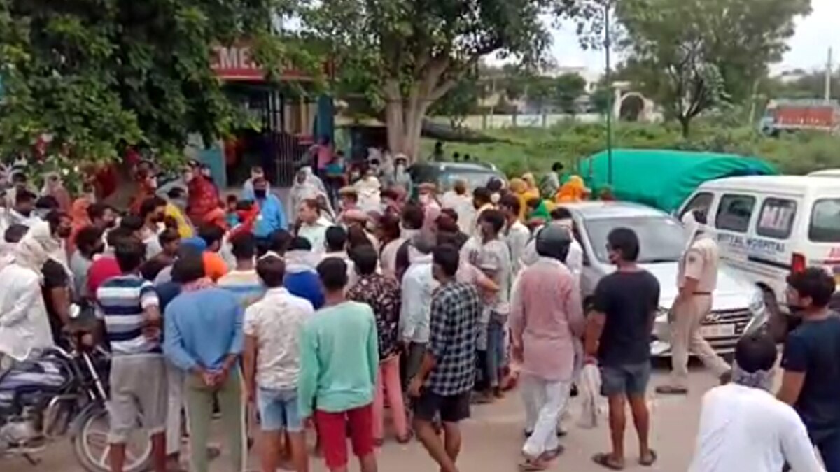 मृतक के परिजनों का हंगामा.