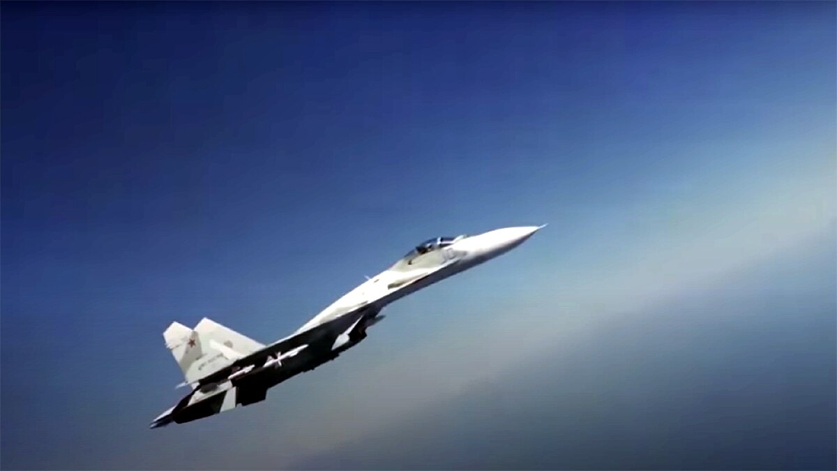 Russia Sukhoi 27 Fighter Jets Followed US B52 Bomber