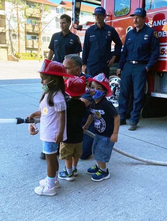 अपने बच्चों को फायर सेफ्टी सेशन दिला रहीं सनी लियोनी, देखें क्यूट फोटोज