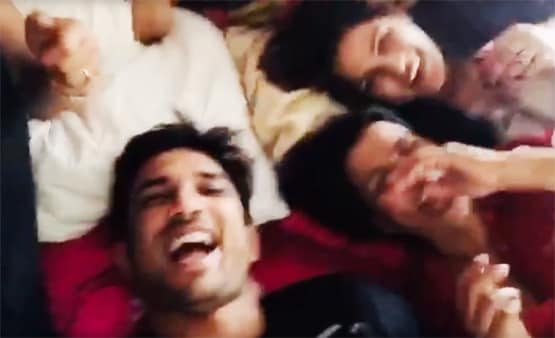 सुशांत का नया वीडियो, फिल्म धोनी की कामयाबी पर बहनों के साथ सेलिब्रेशन