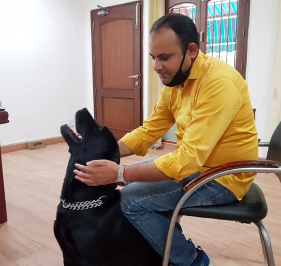 सुशांत के पिता के पास रहने लगा है उनका सबसे चहेता डॉगी, देखें तस्वीरें