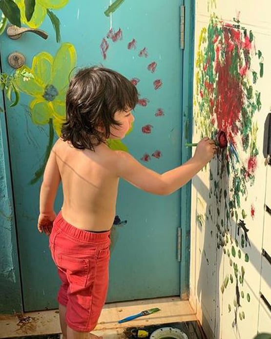 सोशल मीडिया स्टार है करीना का बेटा तैमूर, वायरल रहती हैं ये तस्वीरें