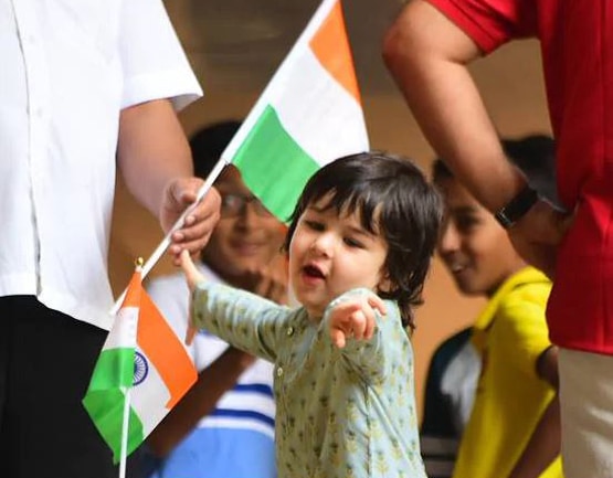 स्वतंत्रता दिवस पर तिरंगा पकड़े नजर आए तैमूर, करीना ने शेयर की फोटो