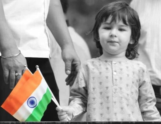 स्वतंत्रता दिवस पर तिरंगा पकड़े नजर आए तैमूर, करीना ने शेयर की फोटो