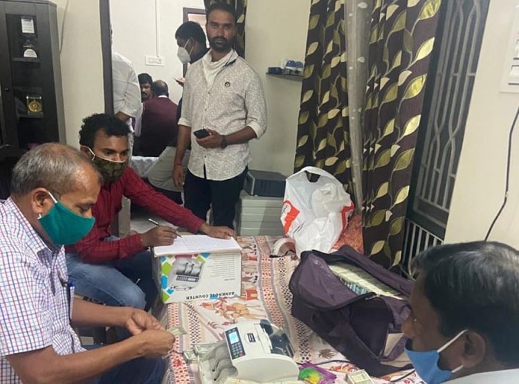 तहसीलदार के घर छापा, रिश्वत का इतना पैसा मिला कि लग गया ढेर