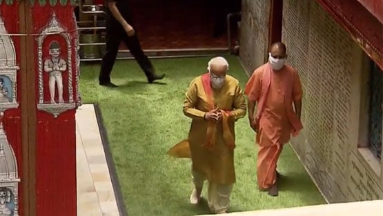 अयोध्या में साधु-संतों के बीच संत छवि में नजर आए पीएम मोदी