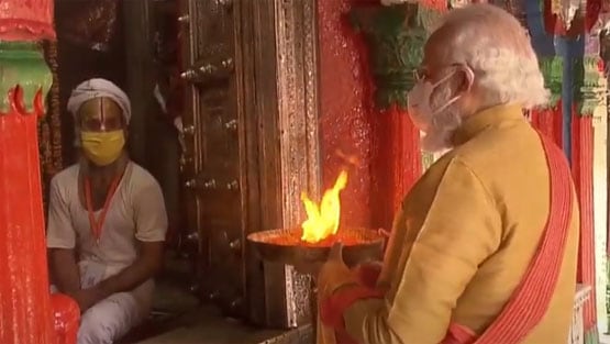 अयोध्या में साधु-संतों के बीच संत छवि में नजर आए पीएम मोदी