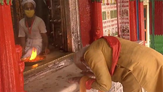 अयोध्या में साधु-संतों के बीच संत छवि में नजर आए पीएम मोदी