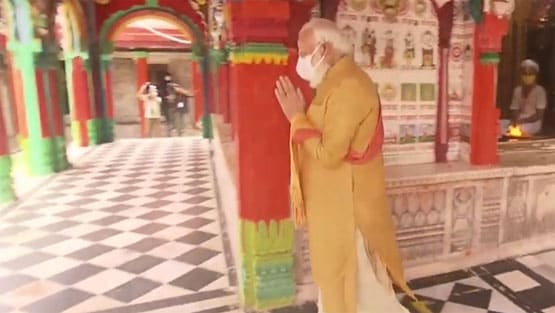 अयोध्या में साधु-संतों के बीच संत छवि में नजर आए पीएम मोदी