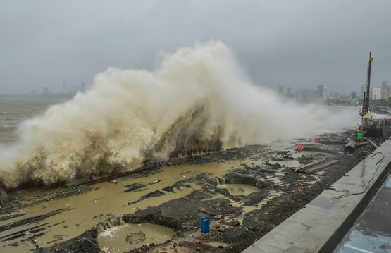 मुंबई में बारिश से बुरा हाल, गाड़ियां पलटीं, कई इलाके जलमग्न