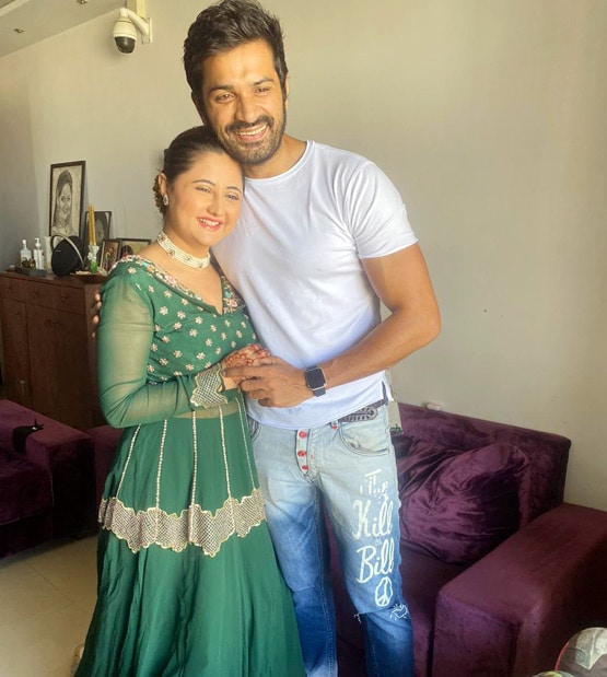 रश्मि ने एक्टर मृणाल जैन को बांधी राखी, लिया मुंहबोले भाई का आशीर्वाद