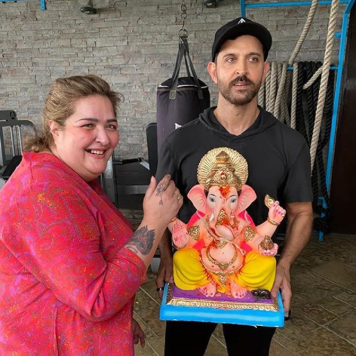 ऋतिक अपनी बहन के साथ