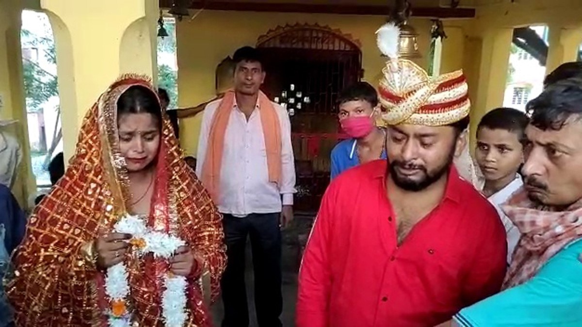 पुलिस ने कराई प्रेमी युगल की शादी (Photo Aajtak)