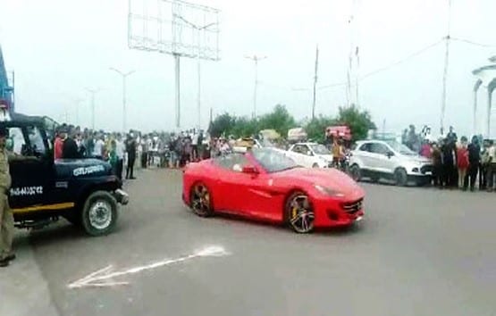 कानपुर: बीच सड़क रईसजादे ने जमकर घुमाई फेरारी, देखती रही पुलिस