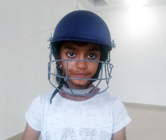 धोनी का हेलिकॉप्टर शॉट लगाती है 7 साल की बच्ची, आकाश चोपड़ा भी फैन