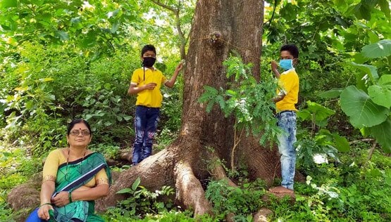 आदिवासी बच्चों ने पेड़ को बांधी 30 फीट लंबी राखी, लिया ये संकल्प