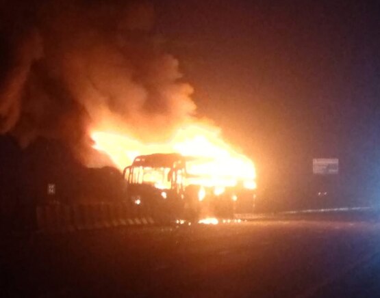 बस में लगी आग (Photo Aajtak)