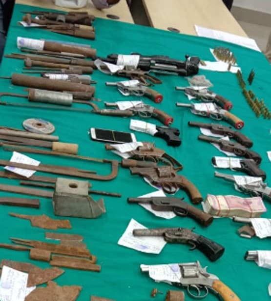 अवैध हथियार फैक्ट्री पर छापा, कई पिस्टल और गोली बरामद
