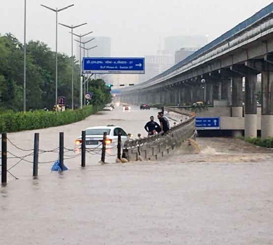 चंद घंटों की बारिश से एनसीआर का बुरा हाल, गुरुग्राम में डूबी गाड़ियां, Photos