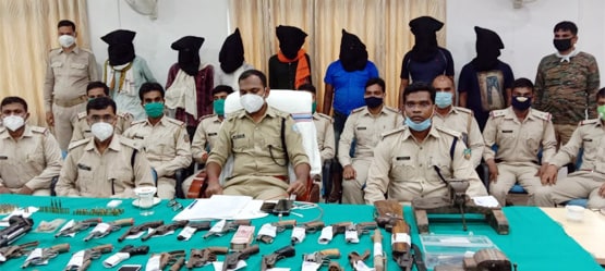 अवैध हथियार फैक्ट्री पर छापा, कई पिस्टल और गोली बरामद