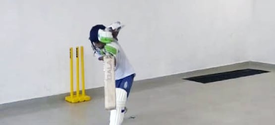 धोनी का हेलिकॉप्टर शॉट लगाती है 7 साल की बच्ची, आकाश चोपड़ा भी फैन