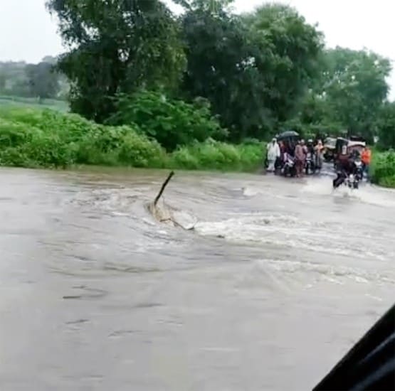 पानी ने दिया जोर का झटका, तिनके की तरह बह गई बाइक
