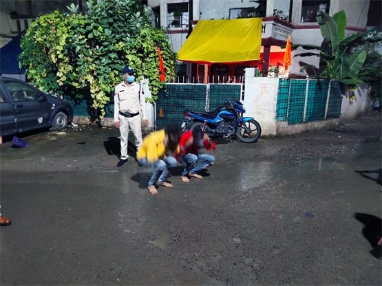 जिस जगह वारदात की, पुलिस ने गुंडों से वहीं नाक रगड़वाई, माफी मंगवाई