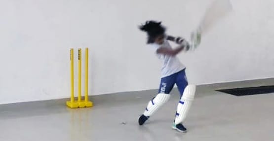 धोनी का हेलिकॉप्टर शॉट लगाती है 7 साल की बच्ची, आकाश चोपड़ा भी फैन