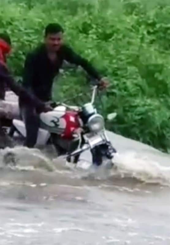 पानी ने दिया जोर का झटका, तिनके की तरह बह गई बाइक