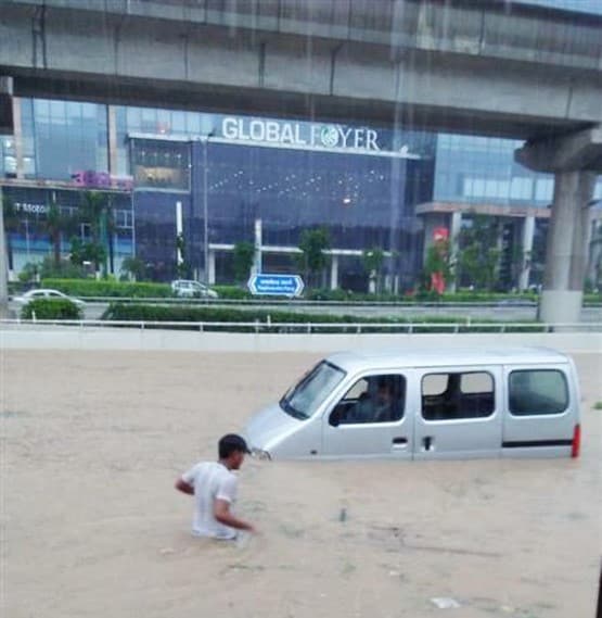 चंद घंटों की बारिश से एनसीआर का बुरा हाल, गुरुग्राम में डूबी गाड़ियां, Photos