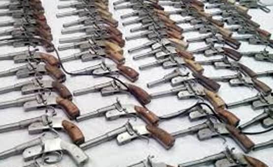 अवैध हथियार फैक्ट्री पर छापा, कई पिस्टल और गोली बरामद