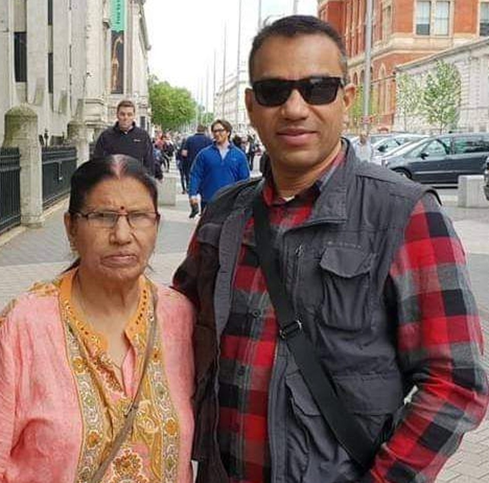 मां के साथ IPS नवनीत स‍िकेरा