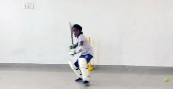 धोनी का हेलिकॉप्टर शॉट लगाती है 7 साल की बच्ची, आकाश चोपड़ा भी फैन