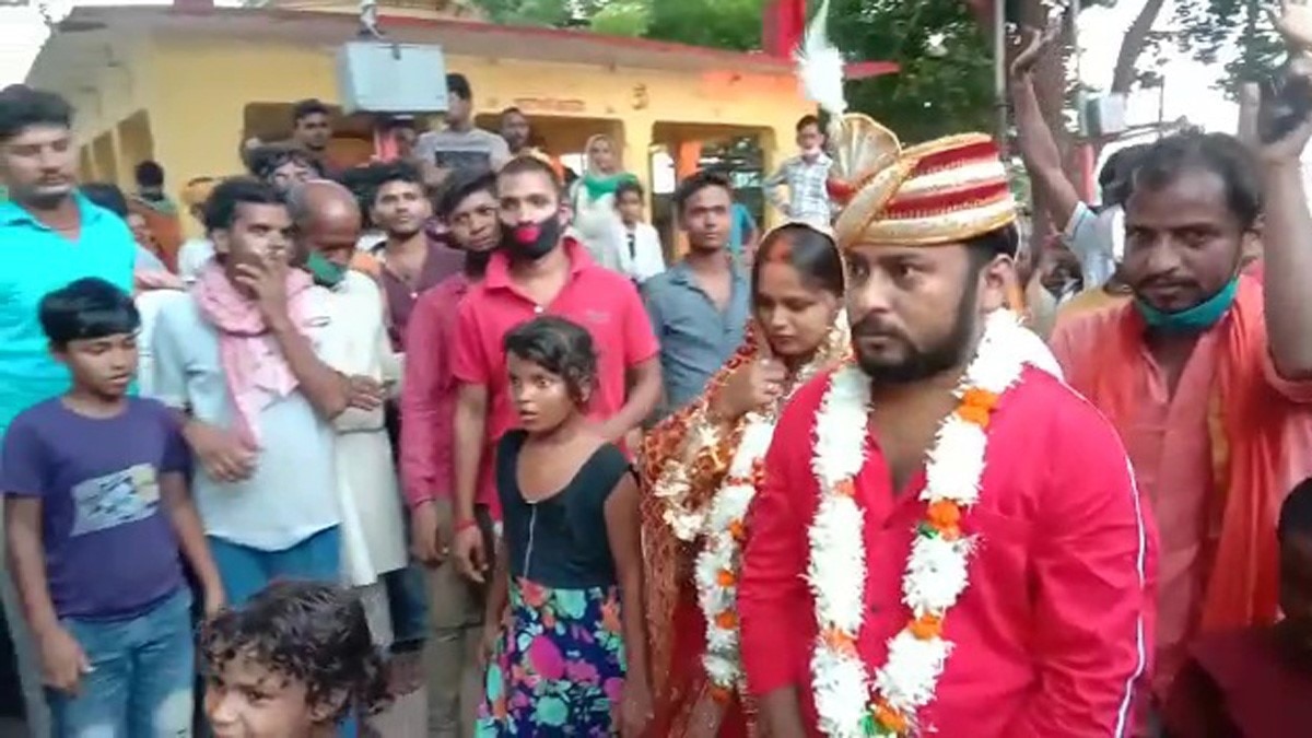 पुलिस ने कराई प्रेमी युगल की शादी (Photo Aajtak)