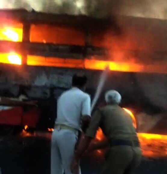 बस में लगी आग (Photo Aajtak)