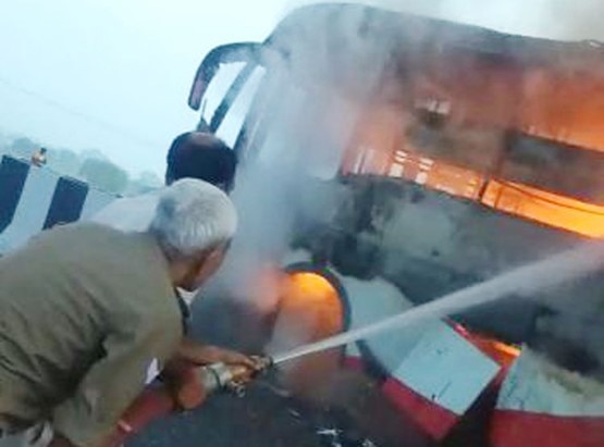बस में लगी आग (Photo Aajtak)