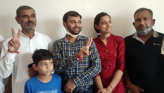 रेवेन्यू अफसर जो चौथी कोशिश में बन गया IAS ऑल इंडिया टॉपर