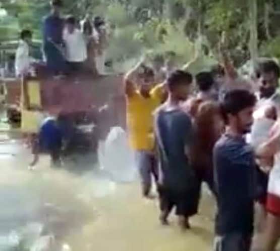 नाव में बैठकर निकला दूल्हा, पानी में बाराती, बिहार की बाढ़ में ऐसे हो रहीं शादियां