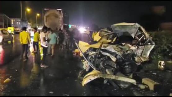 हाइवे पर टकराकर चकनाचूर हो गईं दो कारें, अंदर फंस गए लोग, Photos