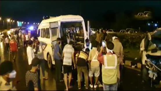 हाइवे पर टकराकर चकनाचूर हो गईं दो कारें, अंदर फंस गए लोग, Photos