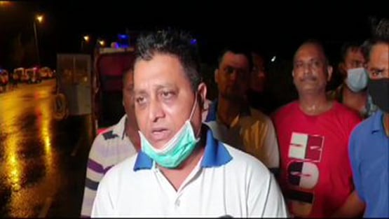 हाइवे पर टकराकर चकनाचूर हो गईं दो कारें, अंदर फंस गए लोग, Photos