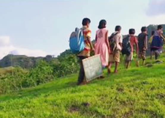 गांव में नेटवर्क की कमी, पेड़ पर बैठ बच्चे ले रहे ऑनलाइन क्लासेज