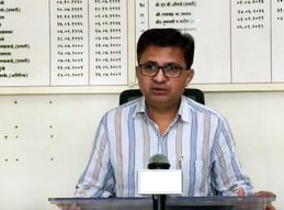 गांव में नेटवर्क की कमी, पेड़ पर बैठ बच्चे ले रहे ऑनलाइन क्लासेज