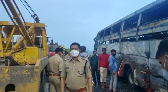 बस में लगी आग (Photo Aajtak)