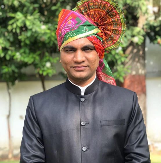 मां बनाती थी देसी दारू, लोग मंगाते थे नमकीन, फिर ऐसे बने IAS