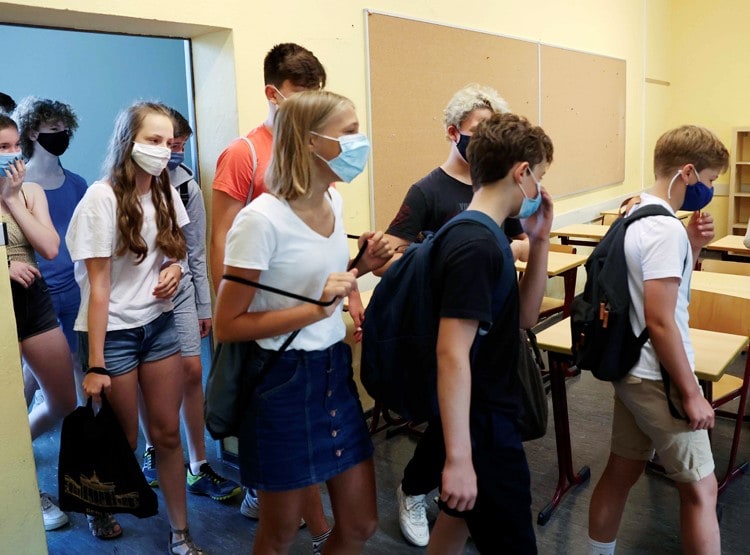 जर्मनी में ऐसे खुले स्कूल, आपके बच्चे को भी फॉलो करने होंगे ये नियम