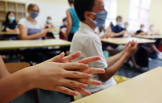 जर्मनी में ऐसे खुले स्कूल, आपके बच्चे को भी फॉलो करने होंगे ये नियम